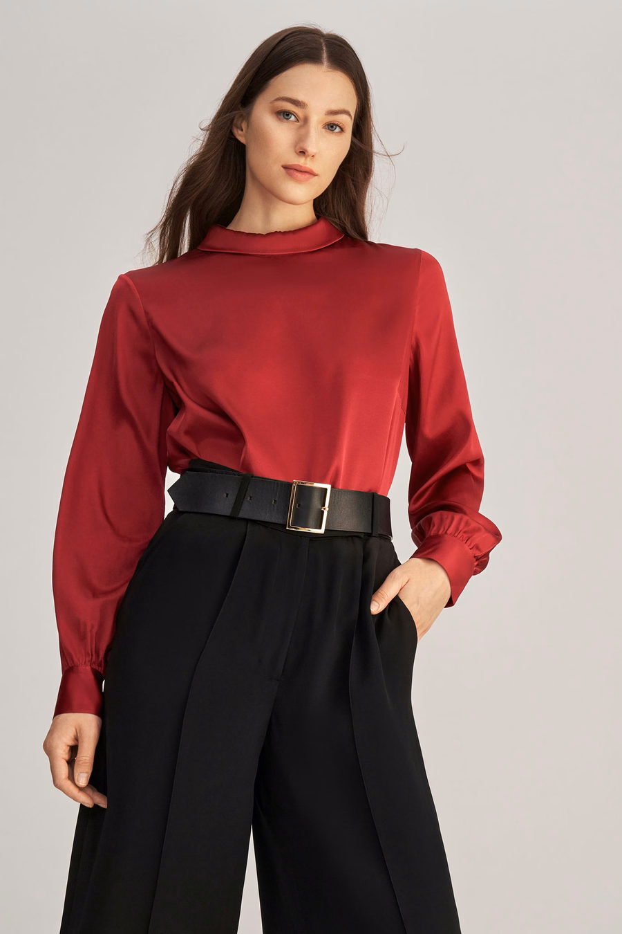 Blouse en soie à col montant et manches longues