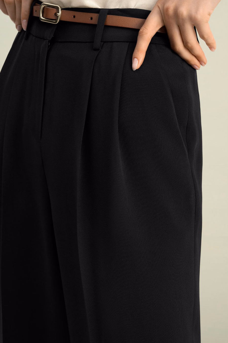 Pantalons larges plissés en soie dense intemporelle