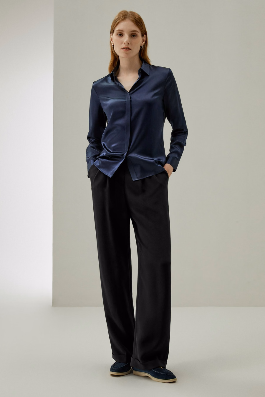 Pantalons larges plissés en soie dense intemporelle