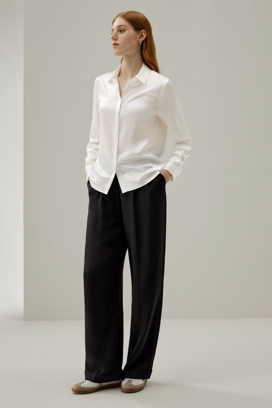 Pantalons larges plissés en soie dense intemporelle