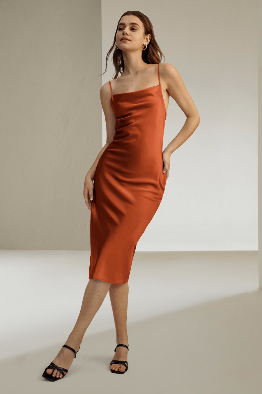 Robe en soie à col drapé élégant et séduisant