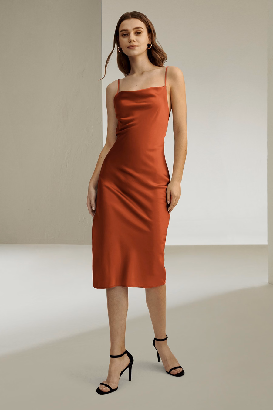 Robe en soie à col drapé élégant et séduisant