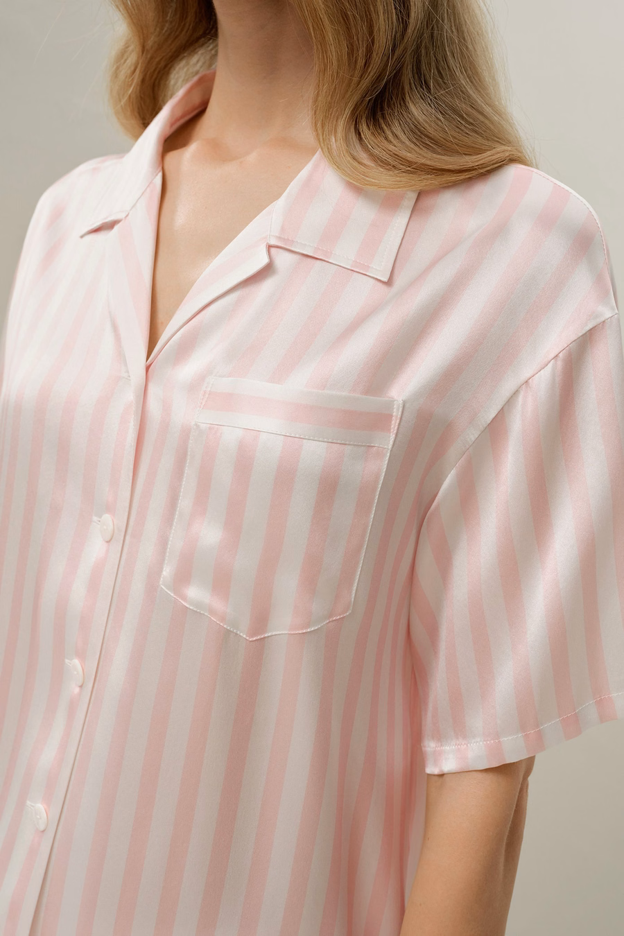 Ensemble de pyjama court en charmeuse rayée