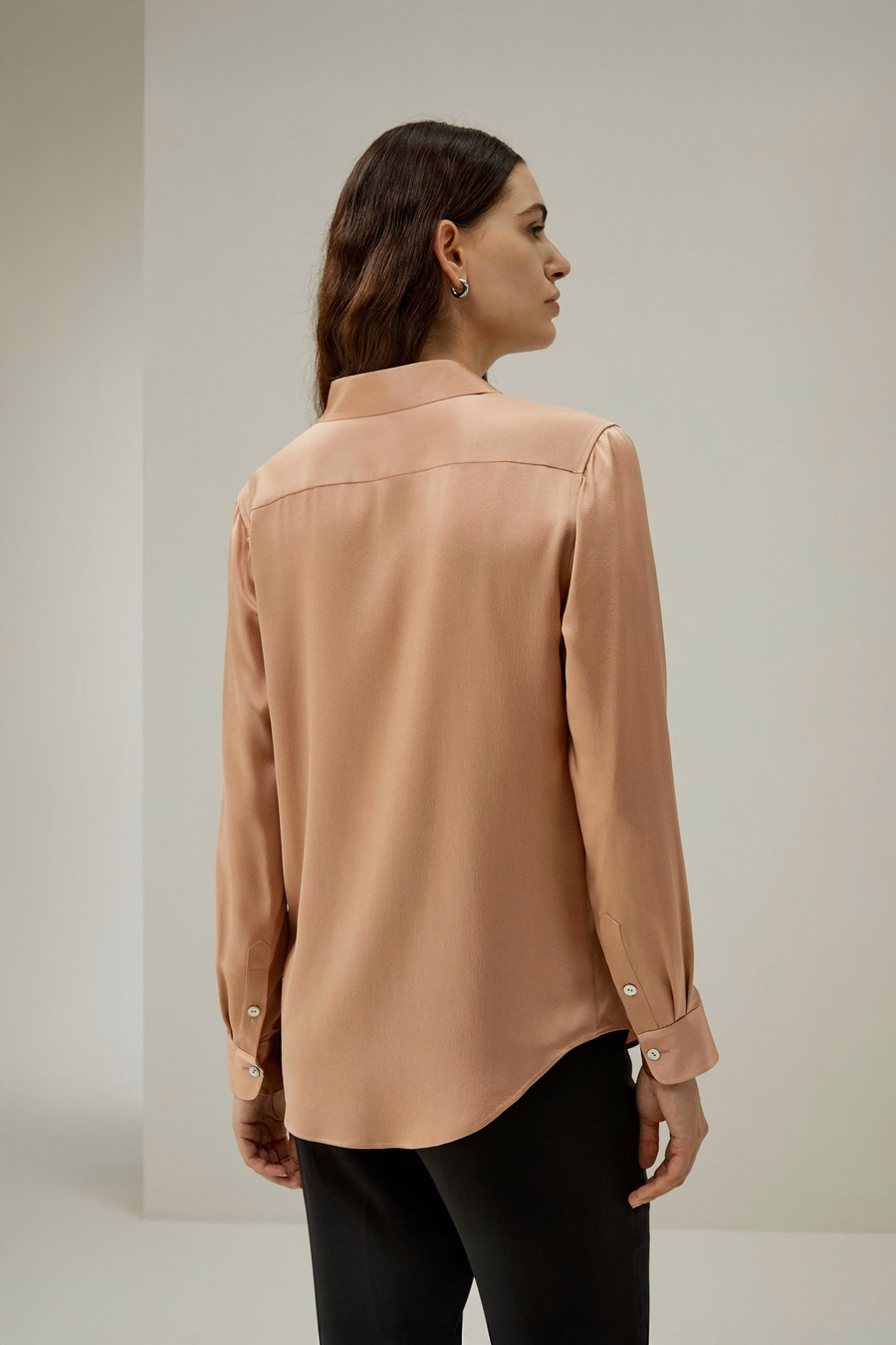 Blouse en soie à patte minimaliste avec boutons en coquillage