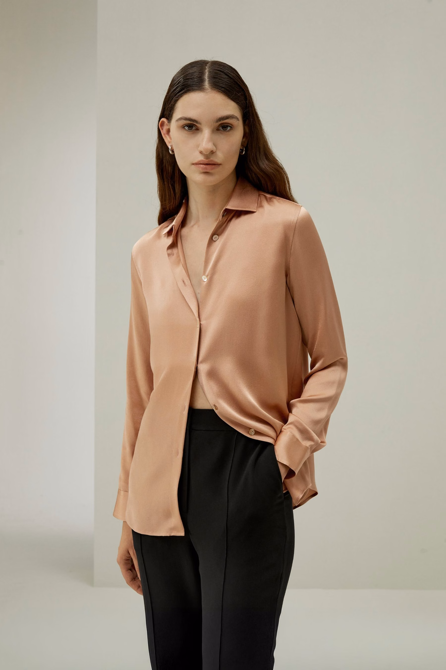 Blouse en soie à patte minimaliste avec boutons en coquillage