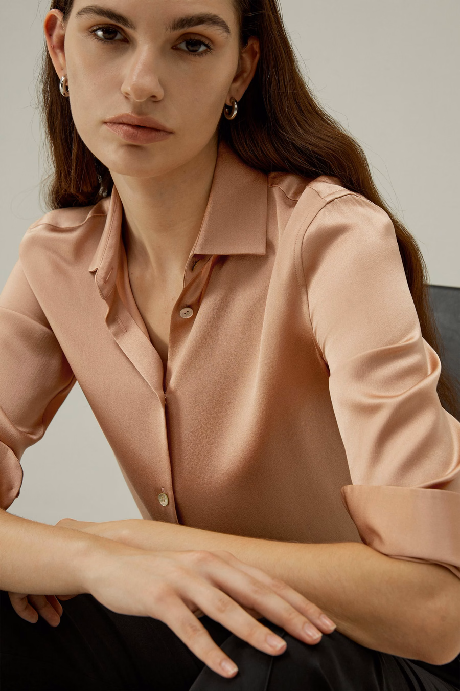 Blouse en soie à patte minimaliste avec boutons en coquillage