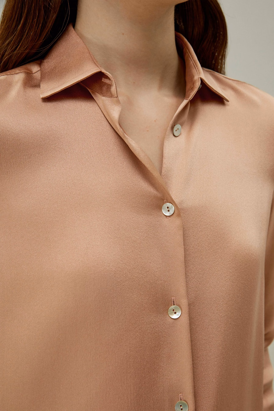 Blouse en soie à patte minimaliste avec boutons en coquillage