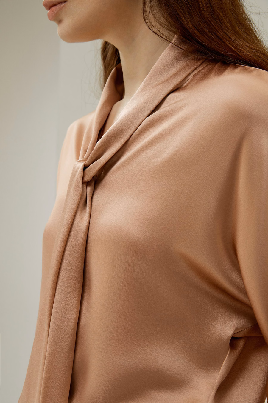 Haut en soie à manches chauve-souris avec lien de cou réglable