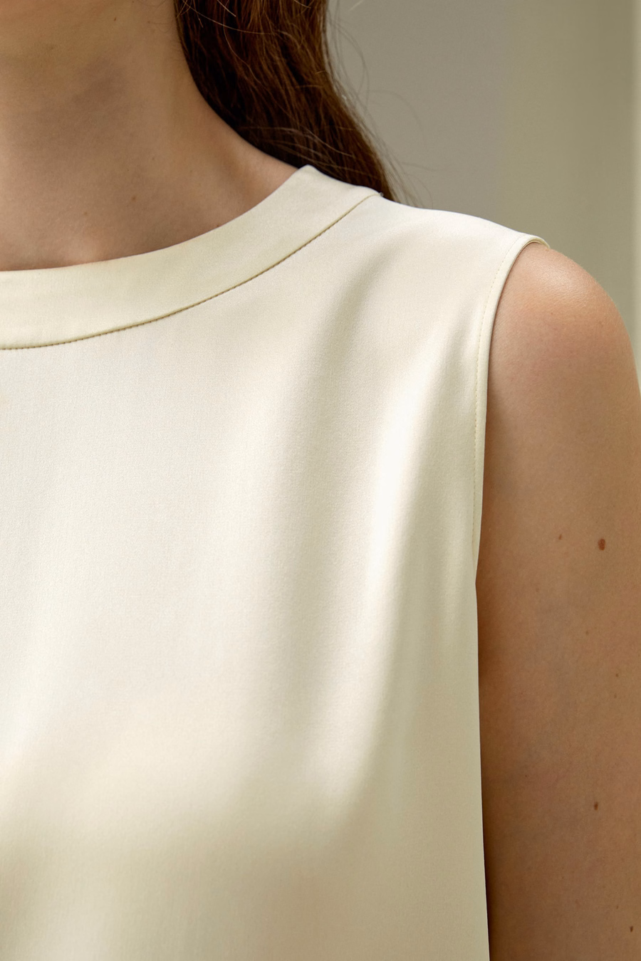 Top en soie à encolure ronde sans manches