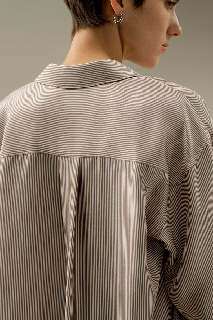 Chemise en soie à rayures verticales surdimensionnée