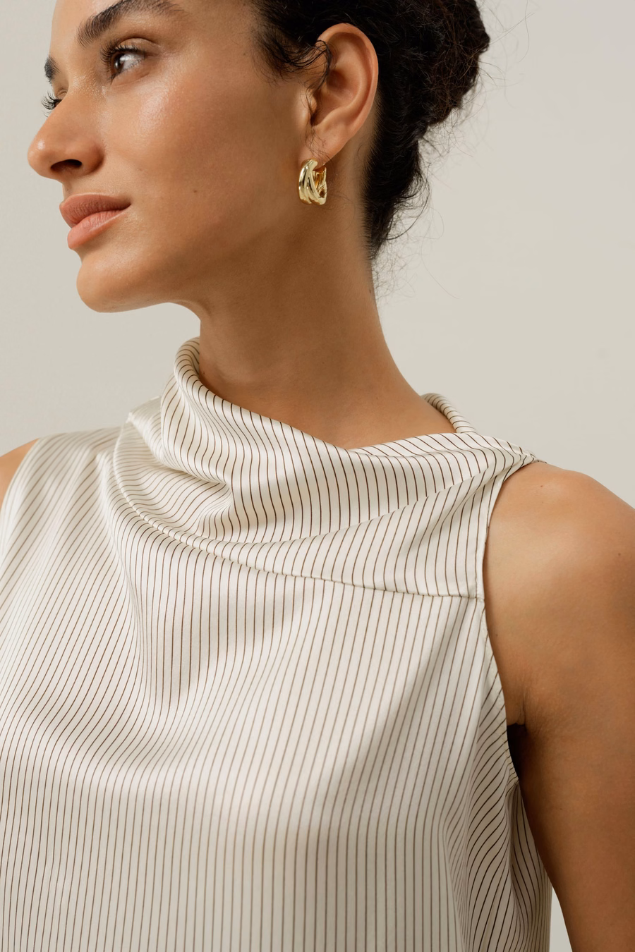 Top sans manches en charmeuse de soie asymétrique