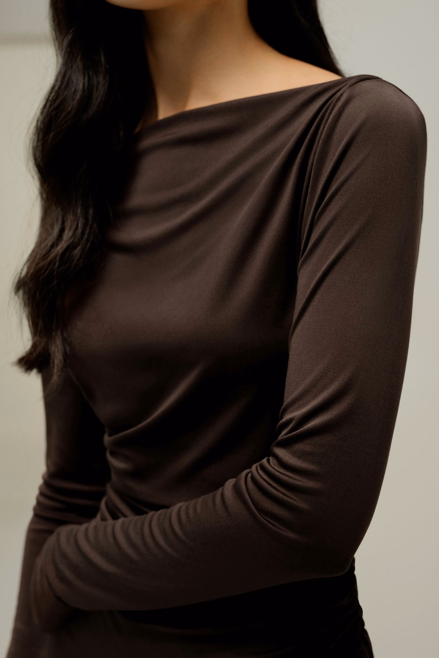 Robe midi plissée en soie élégante