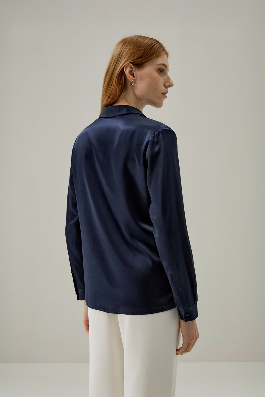 Chemise en soie à boutons perlés classiques