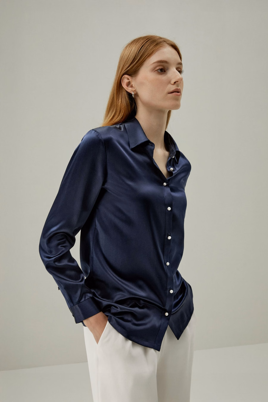 Chemise en soie à boutons perlés classiques