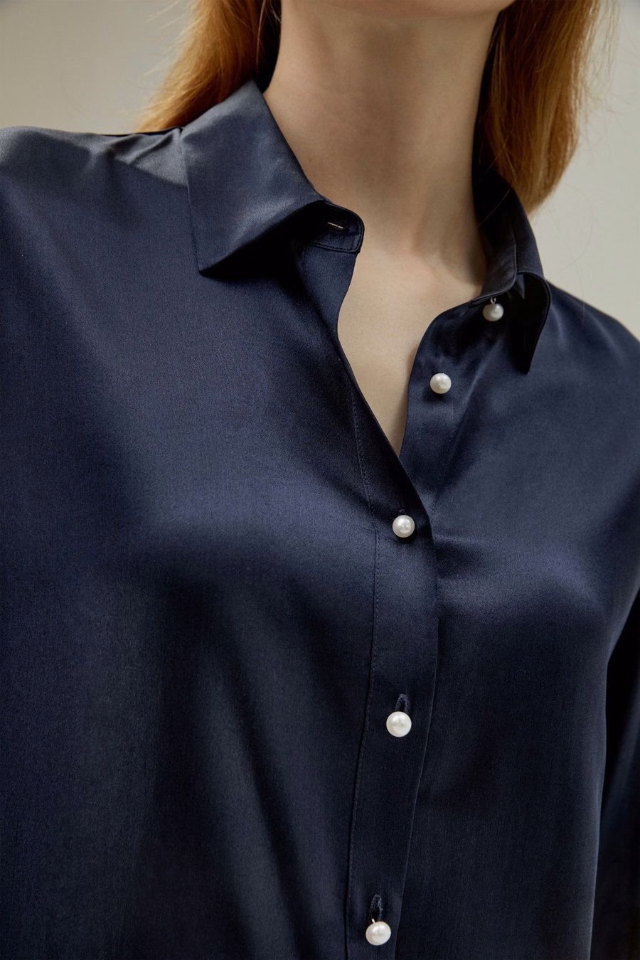 Chemise en soie à boutons perlés classiques