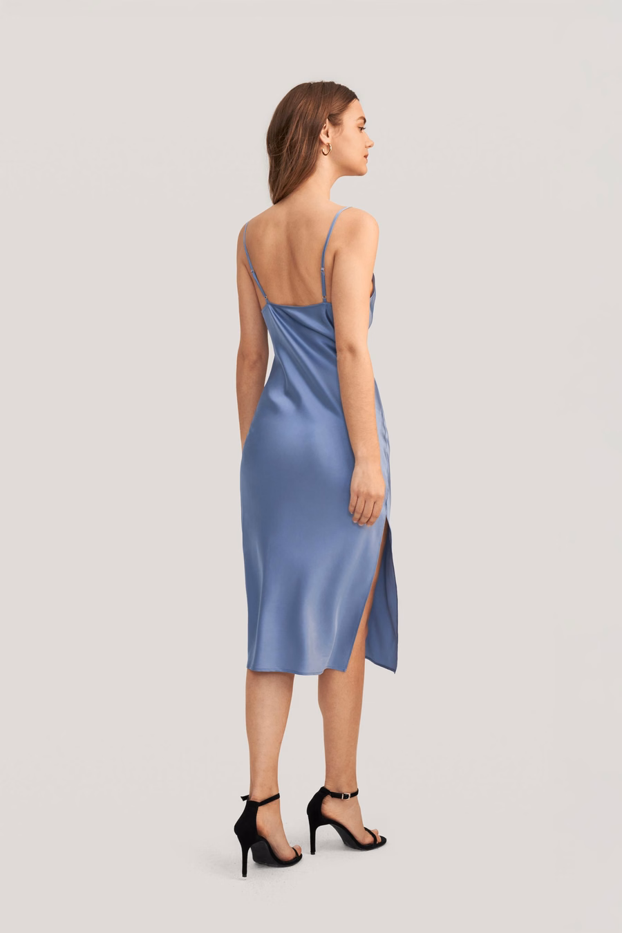 Robe en soie à col drapé élégant et séduisant