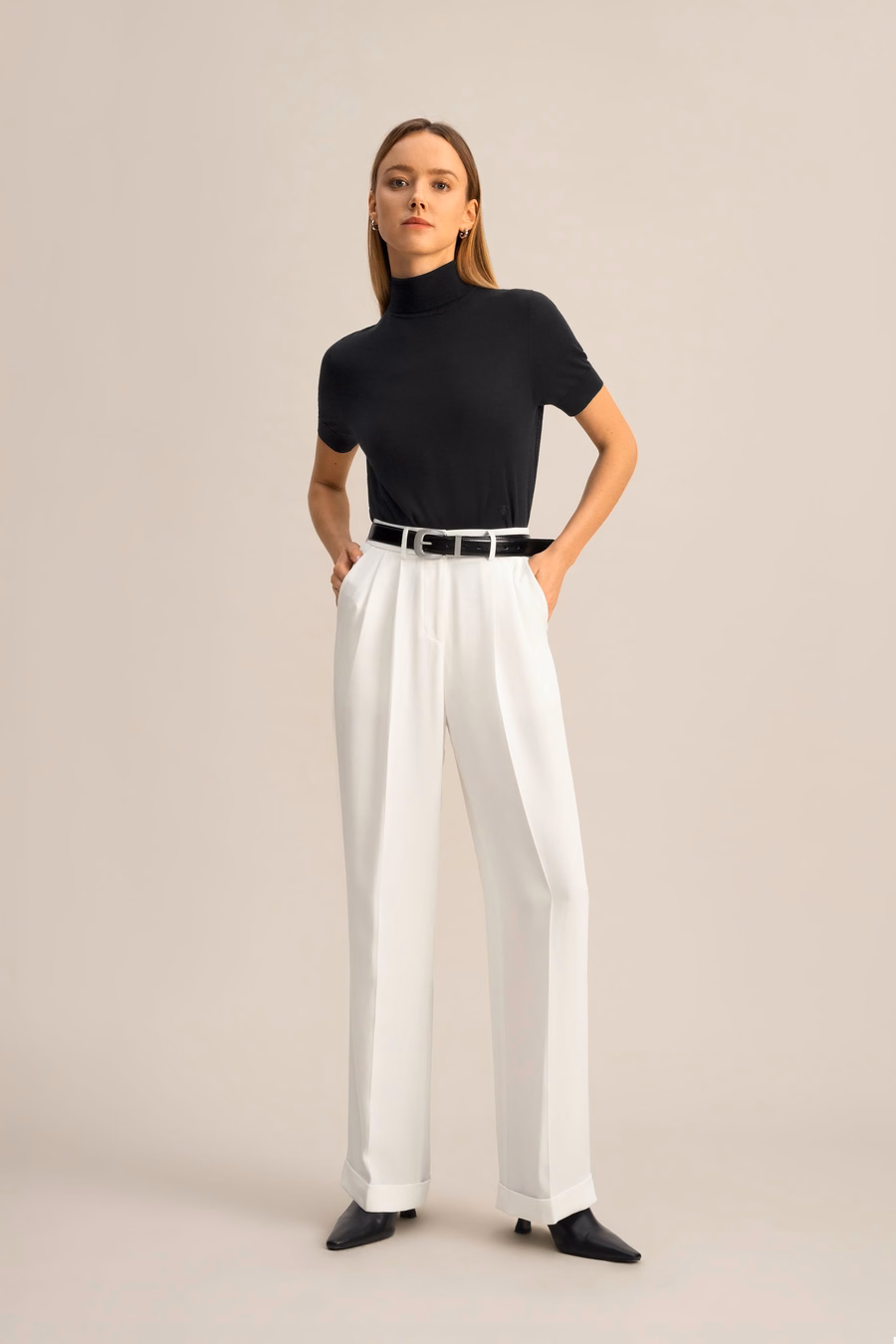 Pantalons larges plissés en soie dense intemporelle