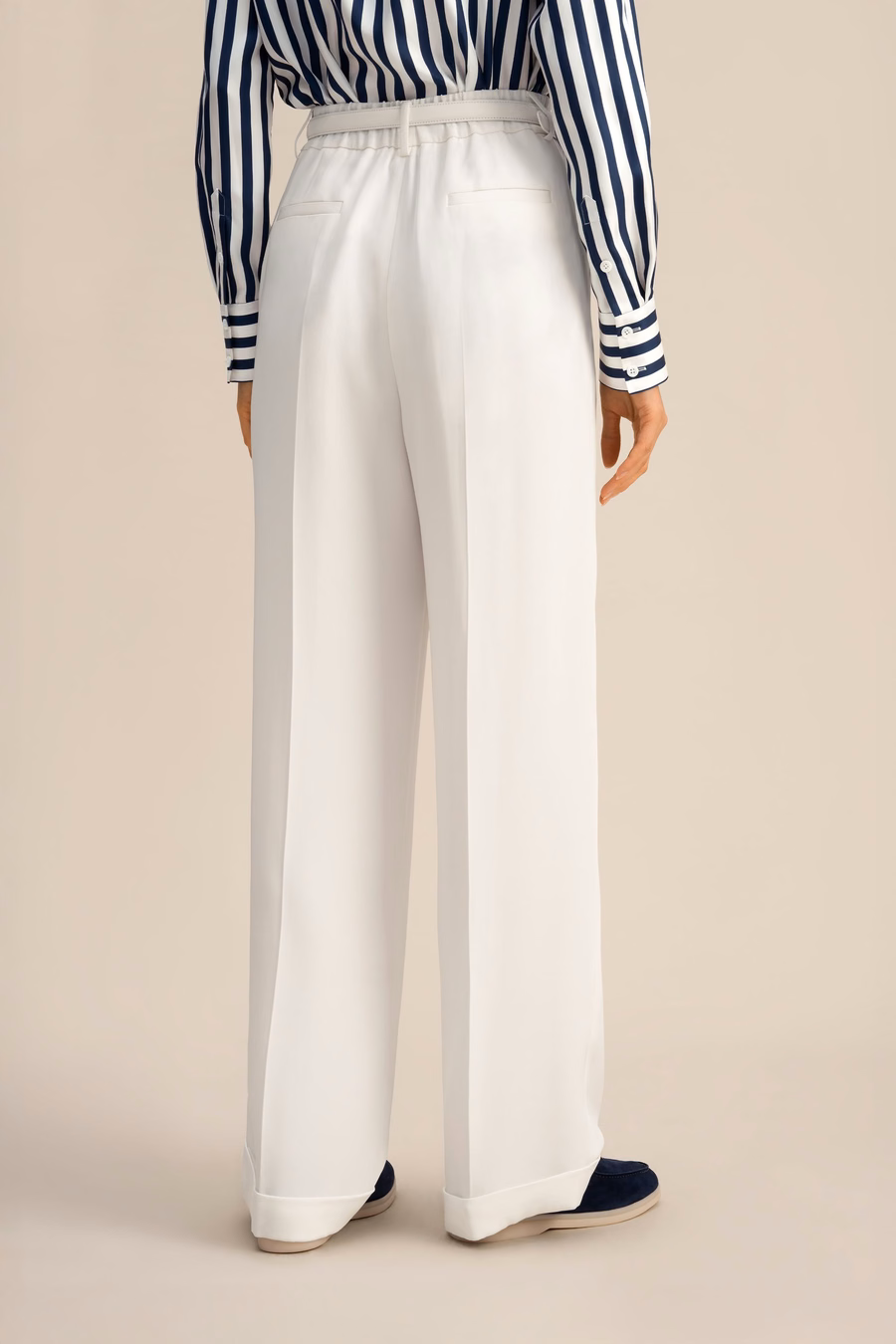 Pantalons larges plissés en soie dense intemporelle