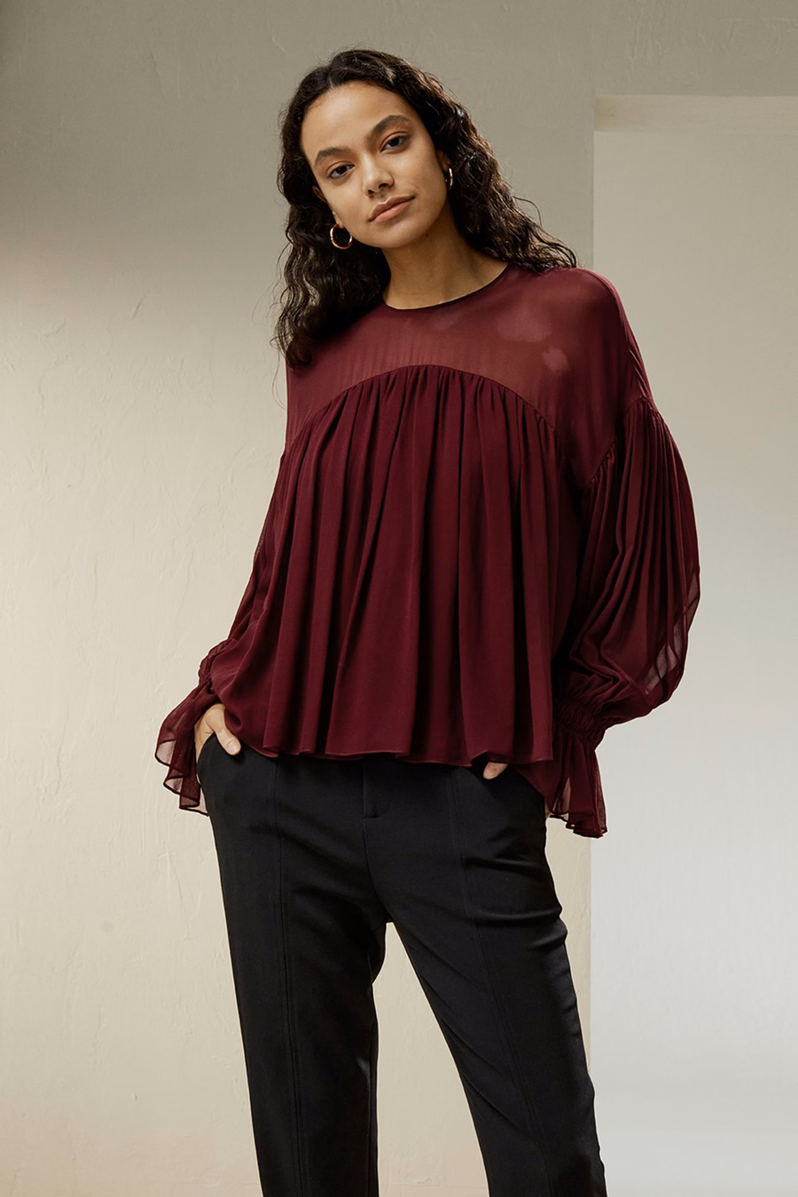 Chemise à volants avec épaules transparentes