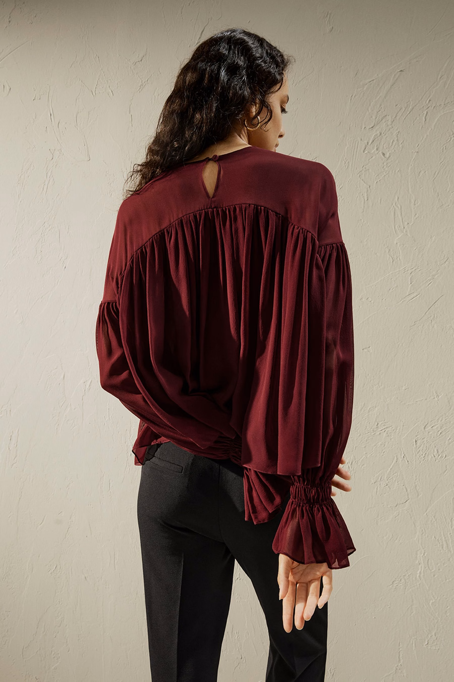 Chemise à volants avec épaules transparentes