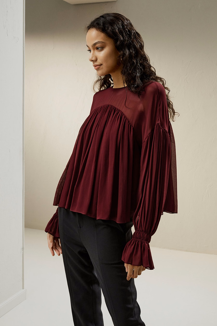 Chemise à volants avec épaules transparentes