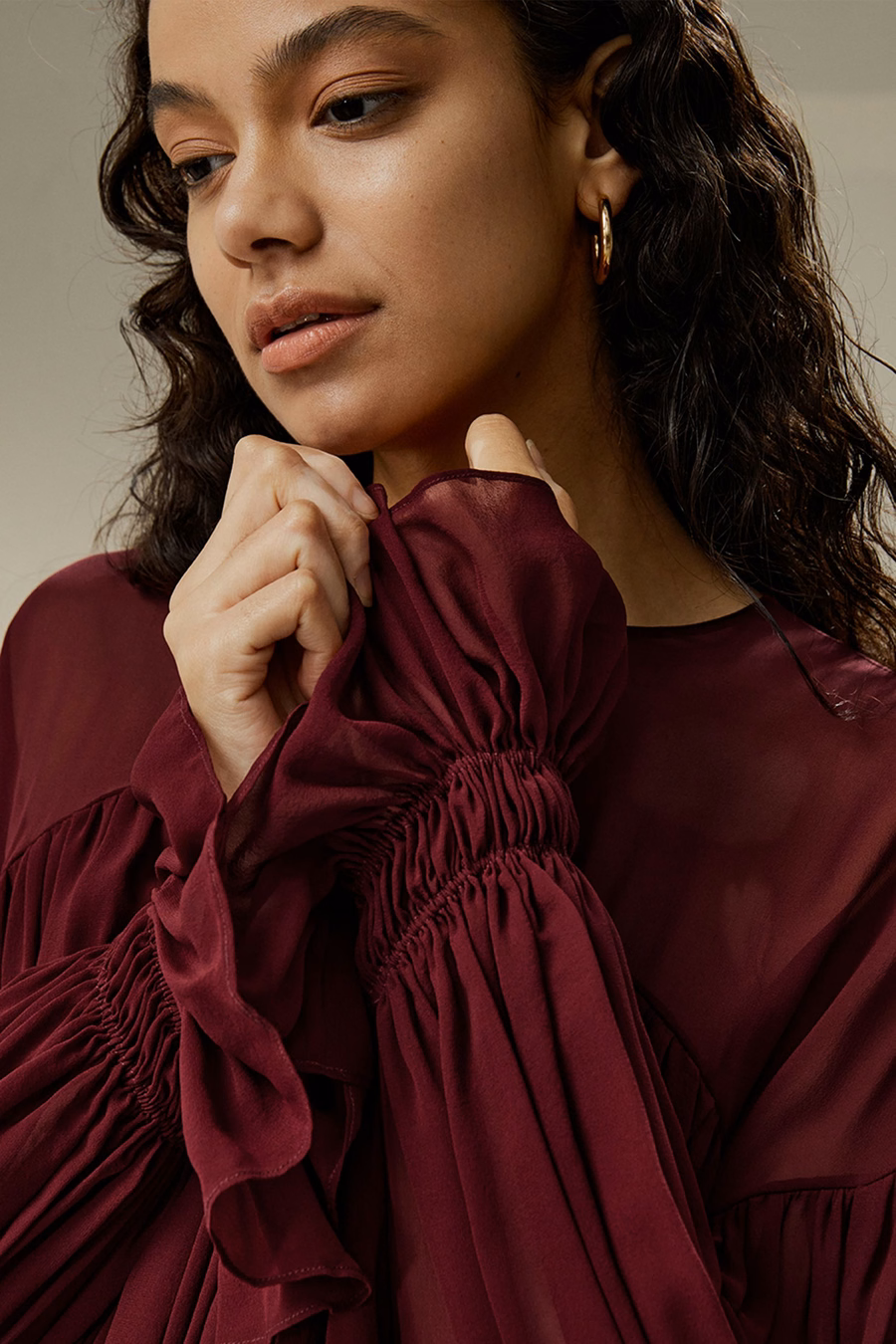 Chemise à volants avec épaules transparentes