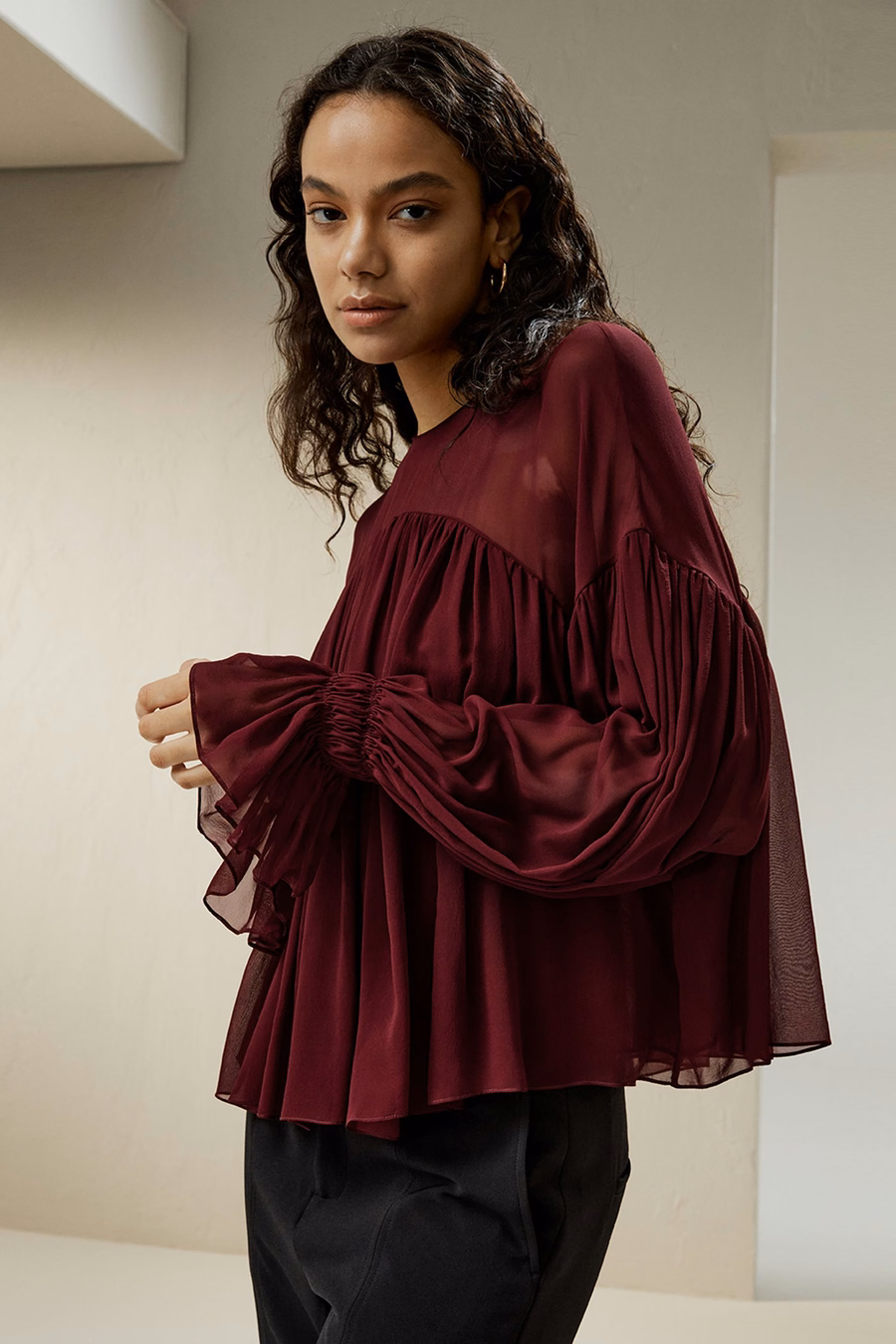 Chemise à volants avec épaules transparentes