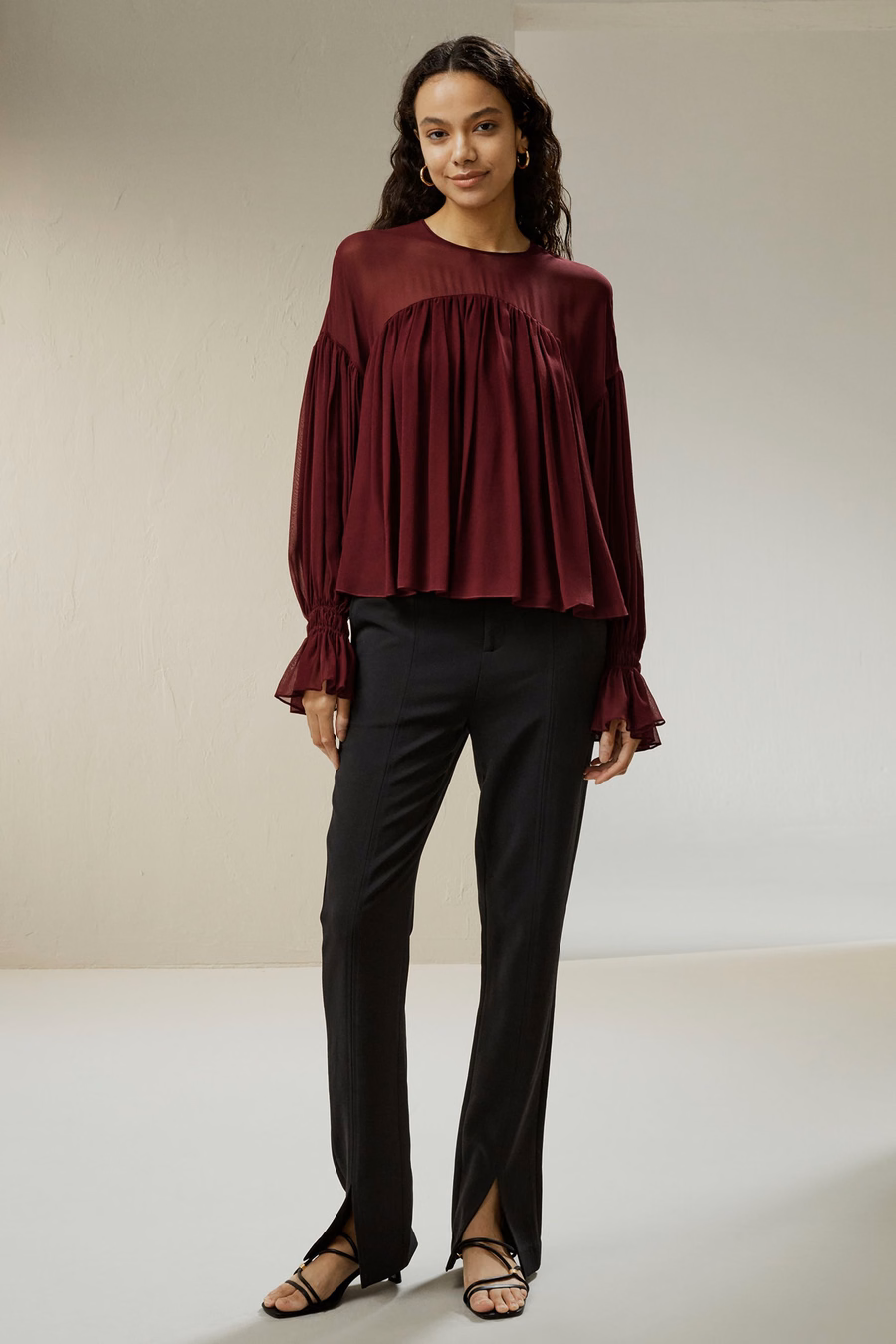 Chemise à volants avec épaules transparentes