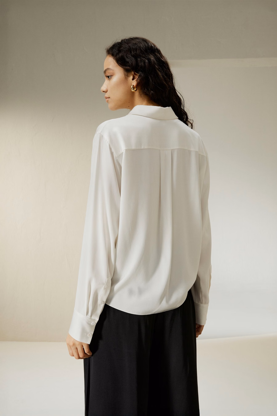 Blouse en soie à plis dans l'ourlet