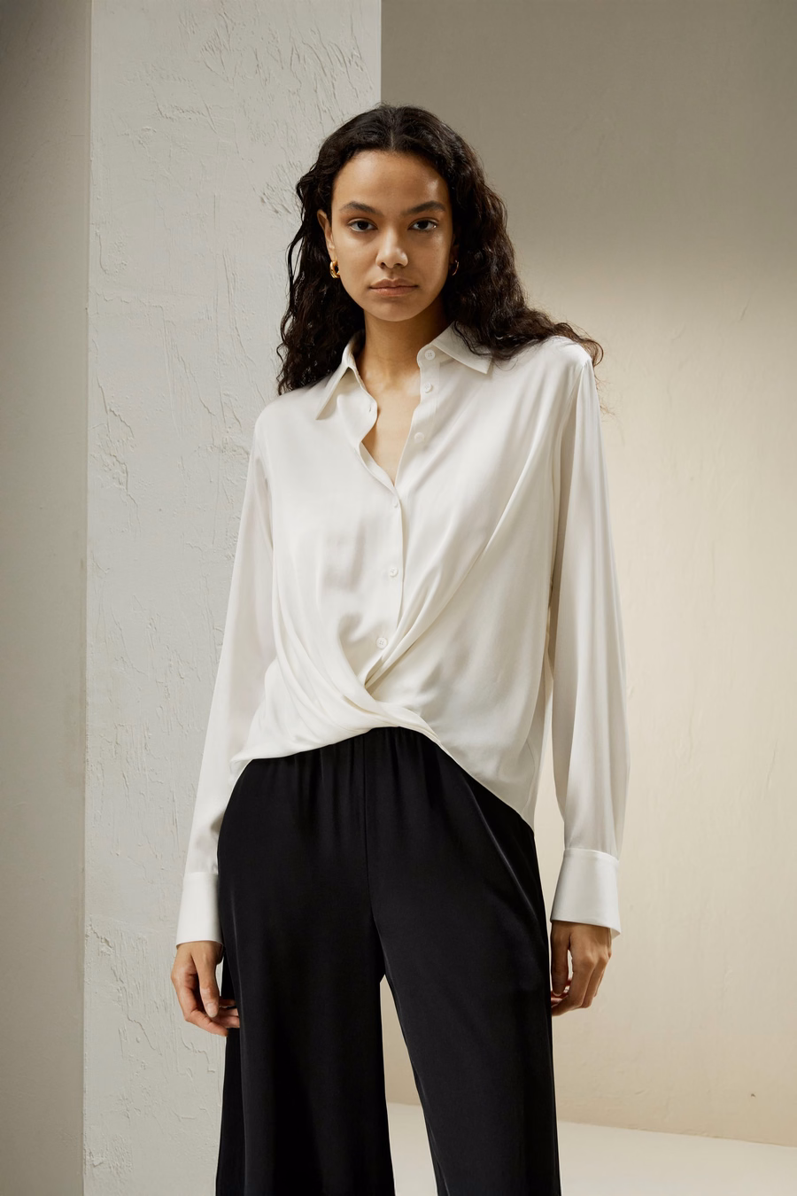 Blouse en soie à plis dans l'ourlet