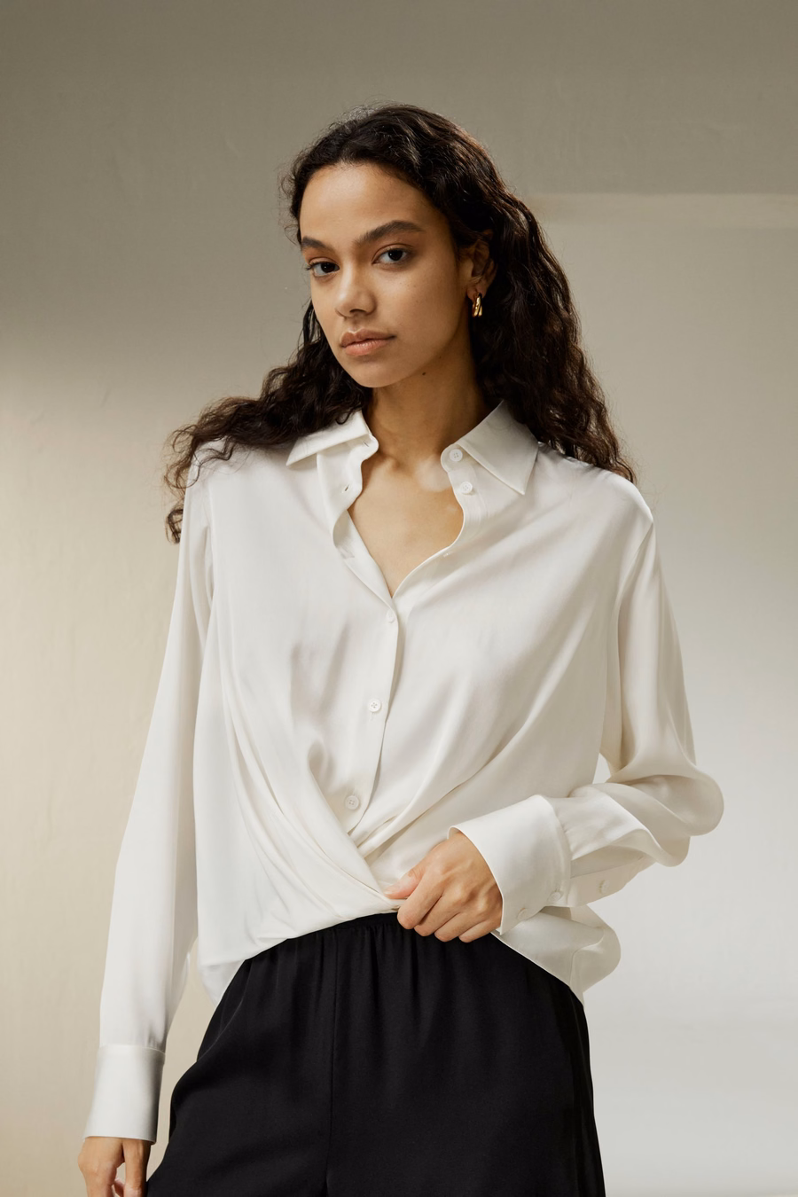 Blouse en soie à plis dans l'ourlet