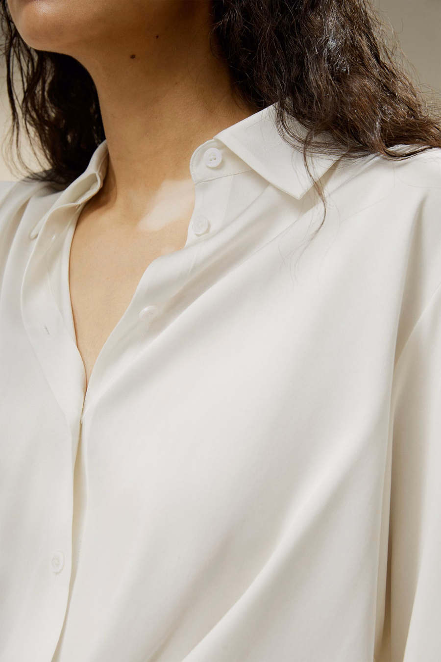 Blouse en soie à plis dans l'ourlet