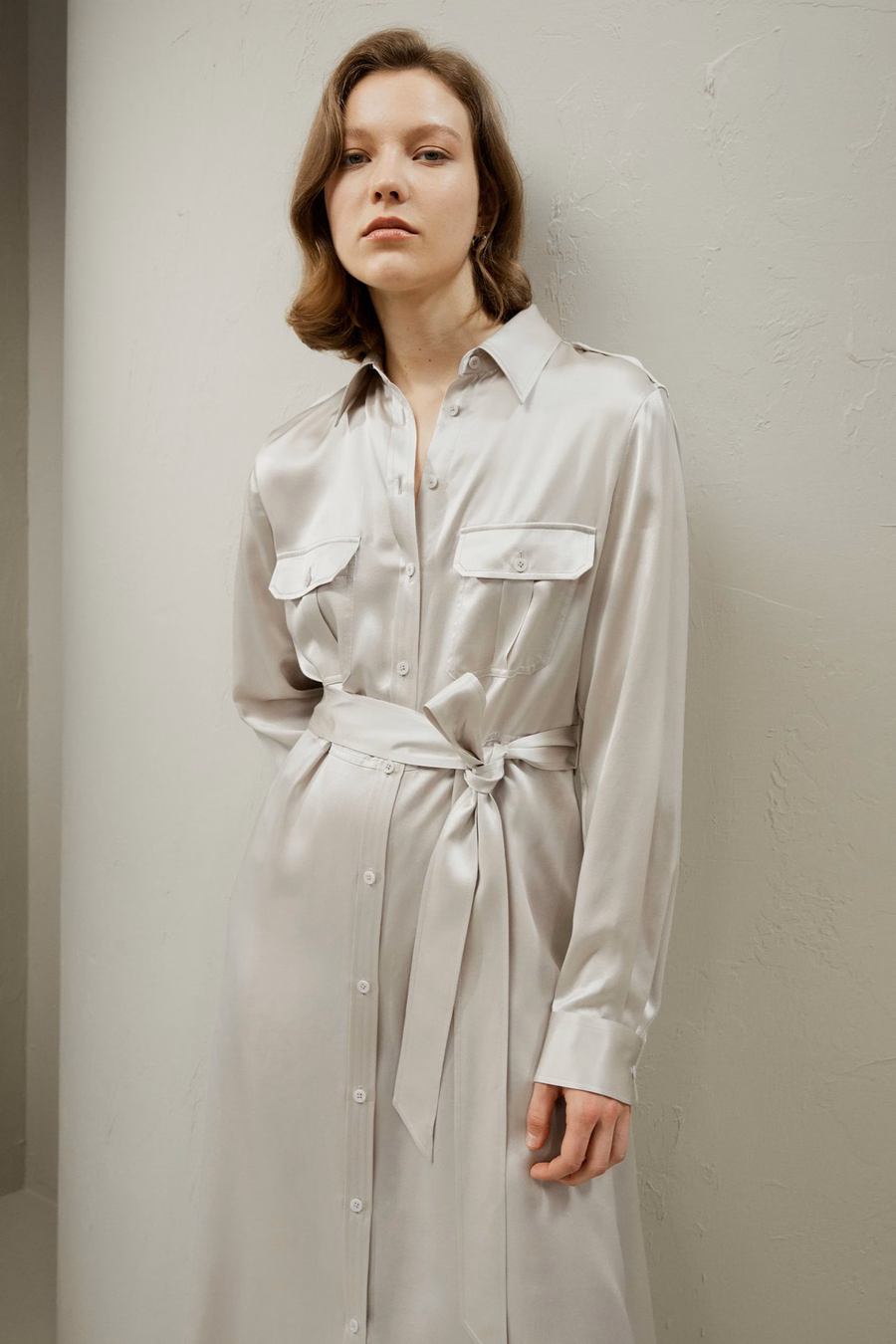 Robe chemise midi en soie de style trench