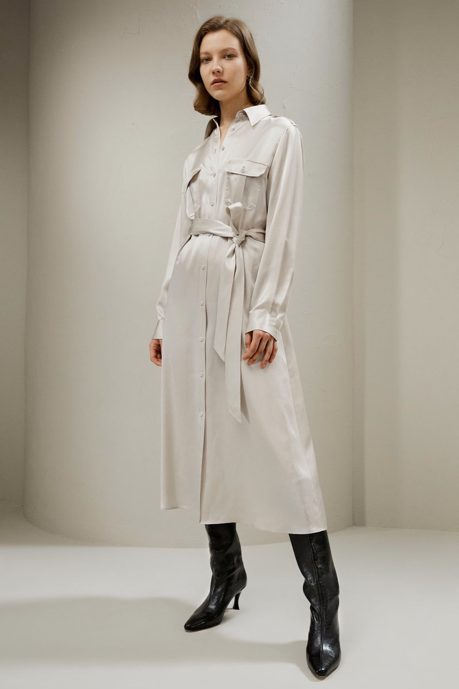 Robe chemise midi en soie de style trench