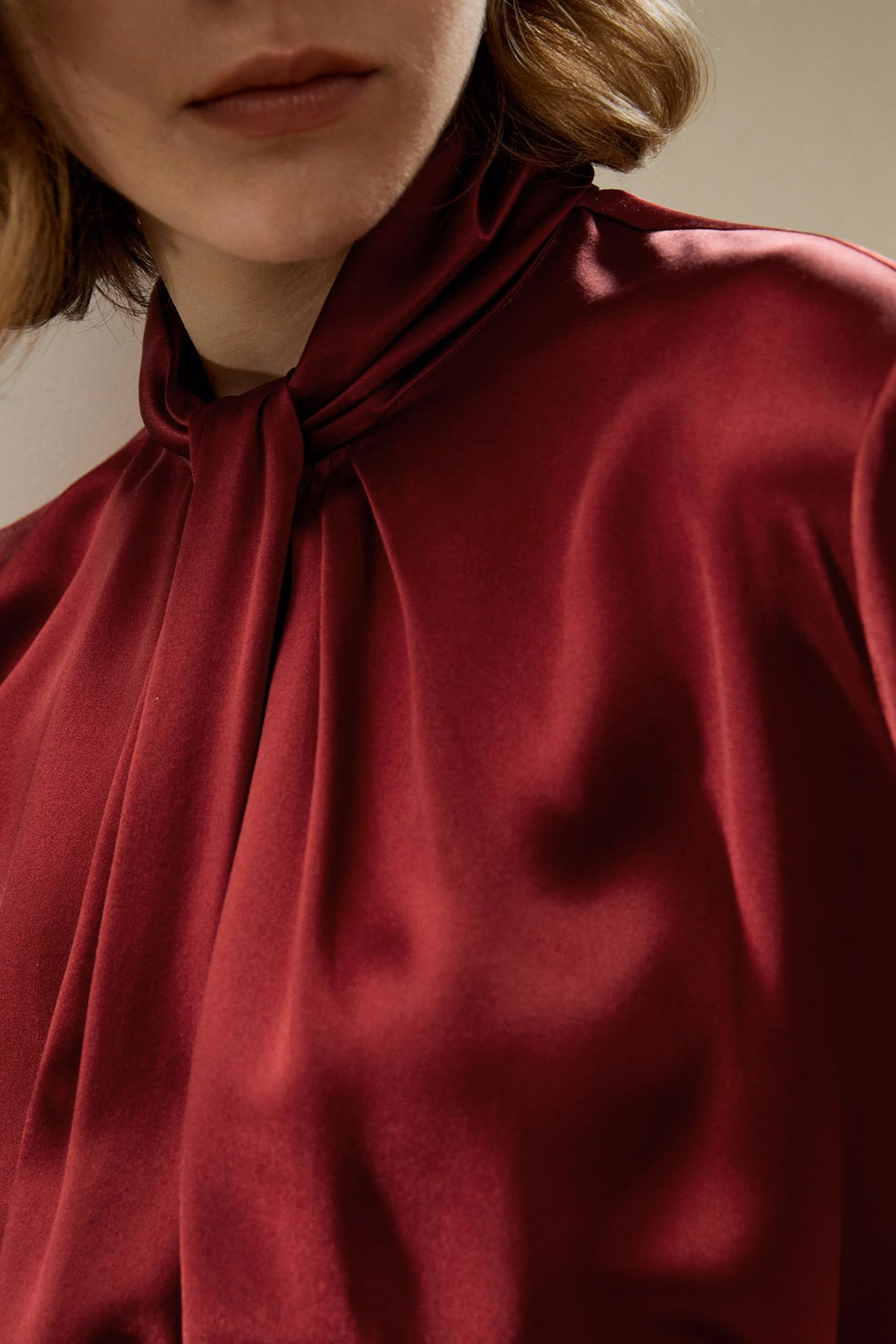 Chemise à plis embellis asymétriques