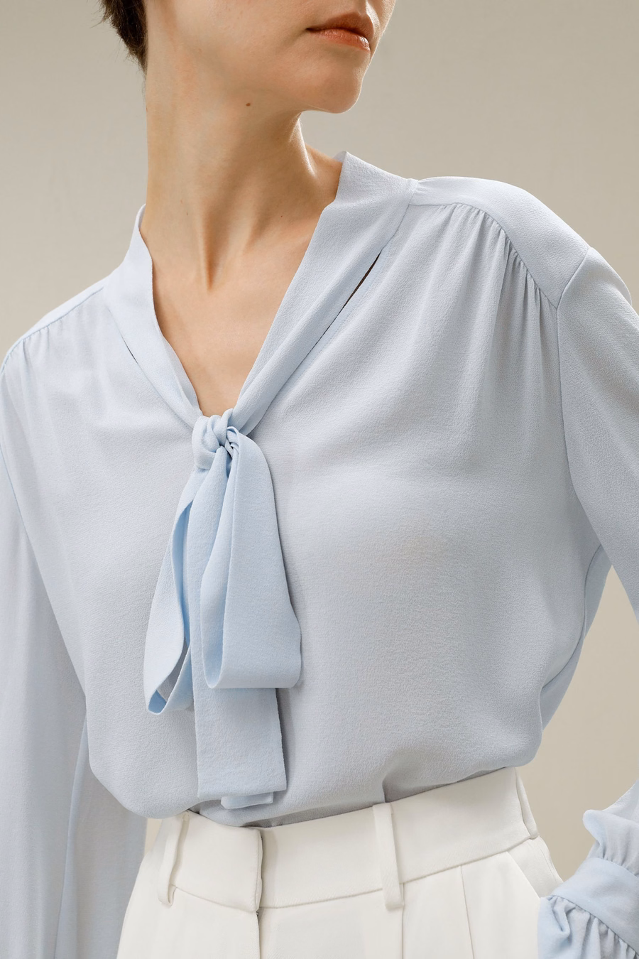 Blouse en soie à col en V avec ruban