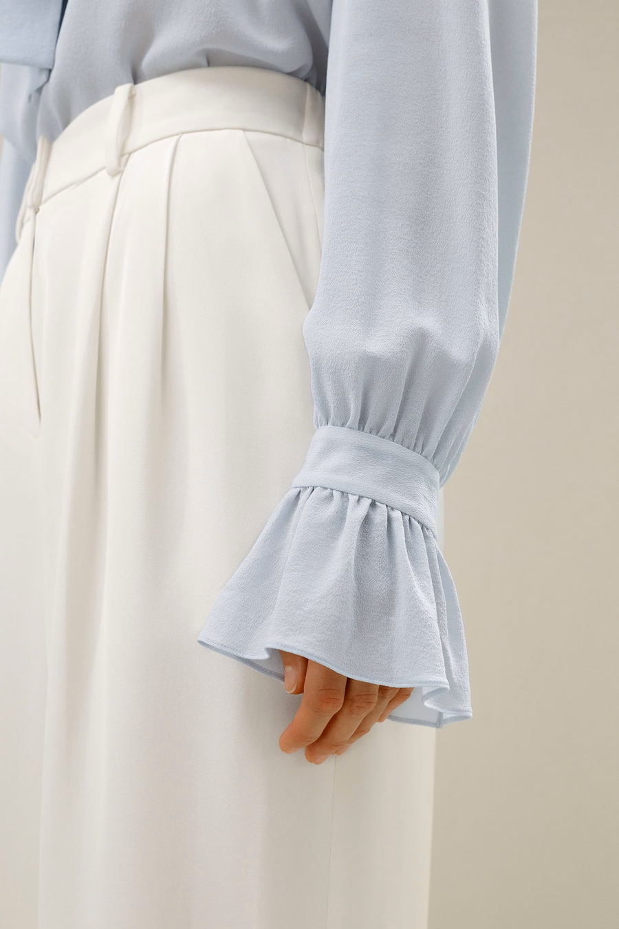 Blouse en soie à col en V avec ruban