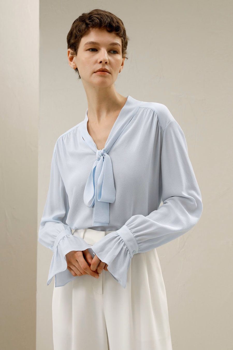 Blouse en soie à col en V avec ruban