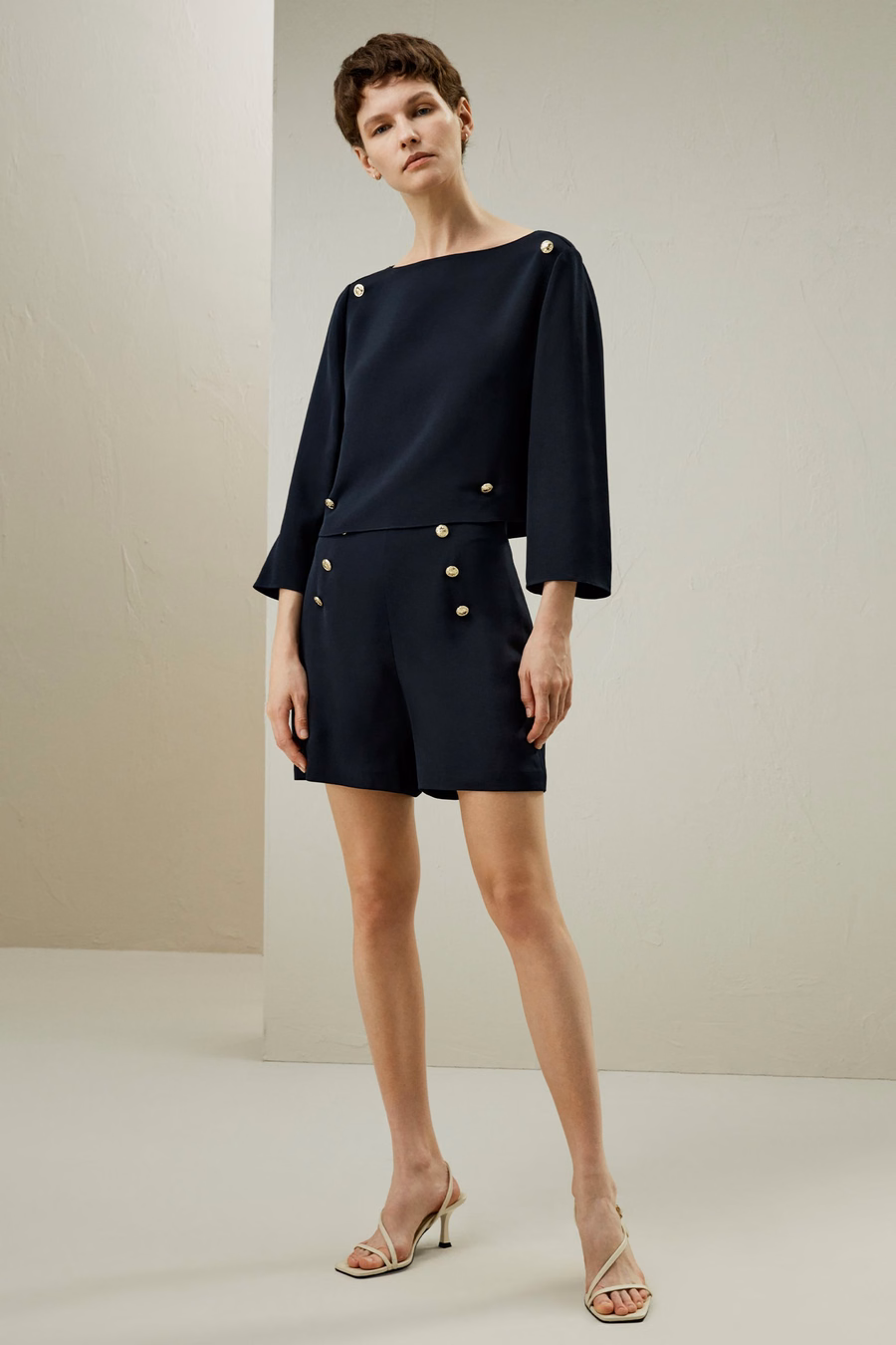 Shorts taille haute avec accents de boutons