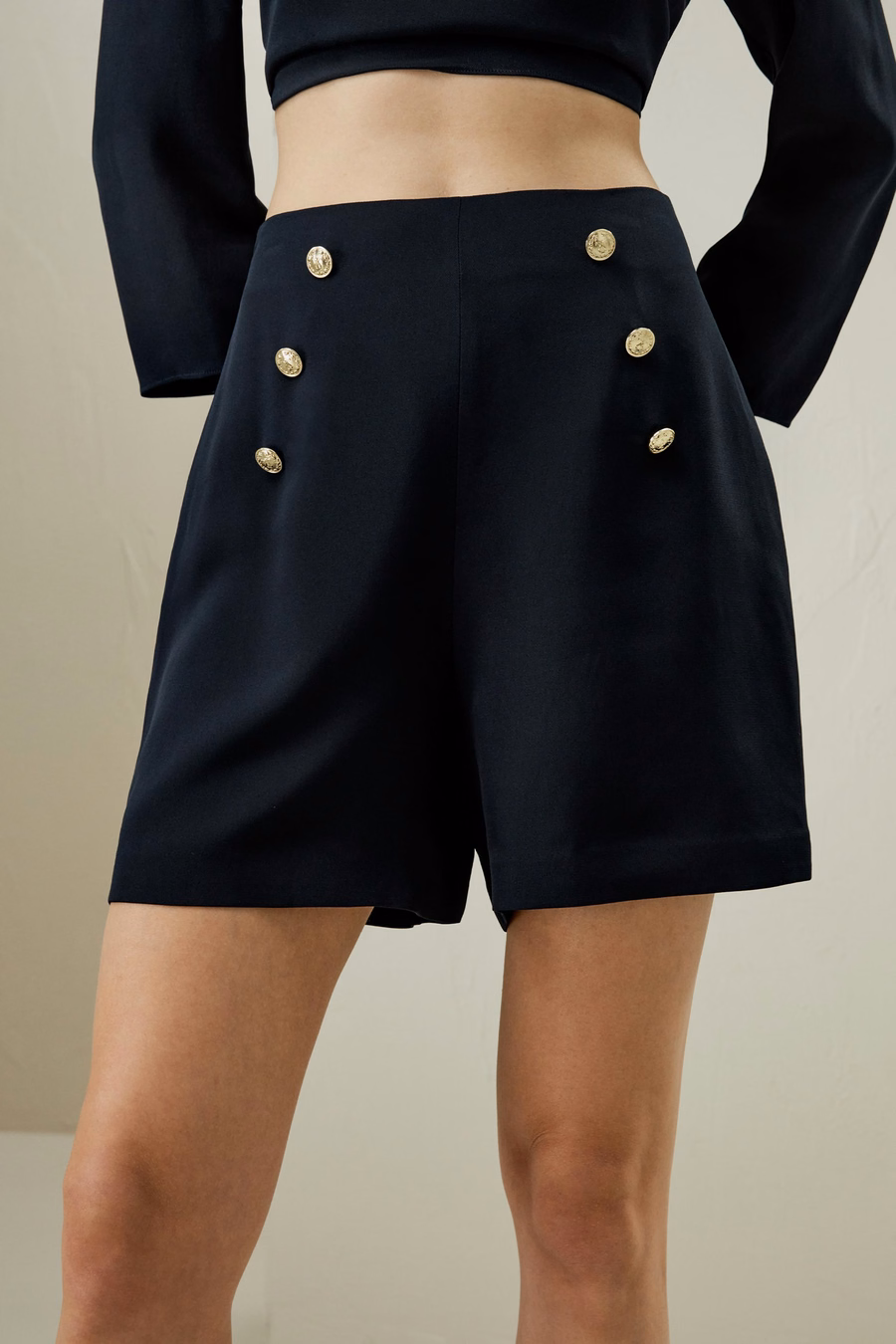 Shorts taille haute avec accents de boutons
