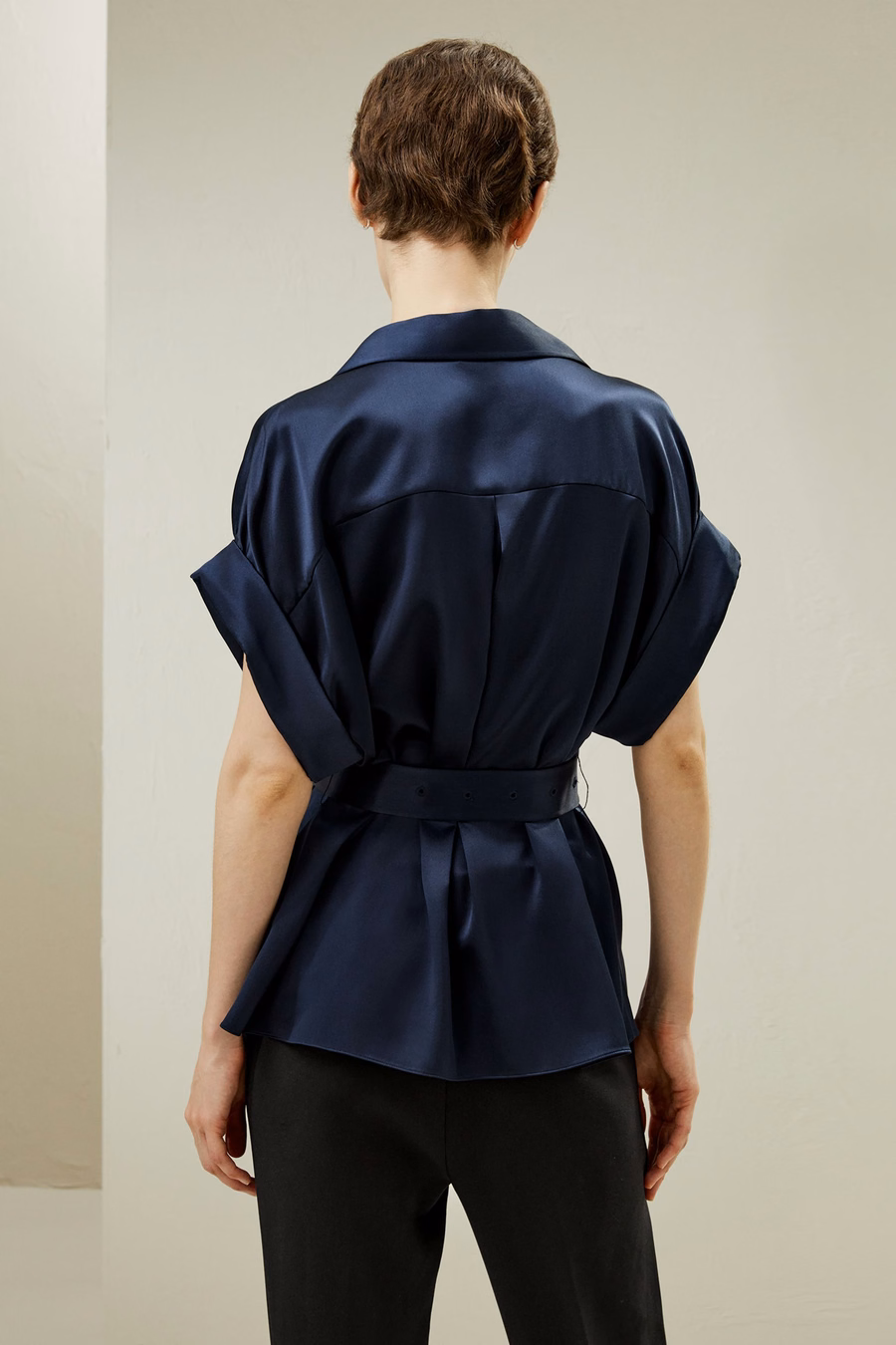 Top à manches courtes roulées avec ceinture à la taille
