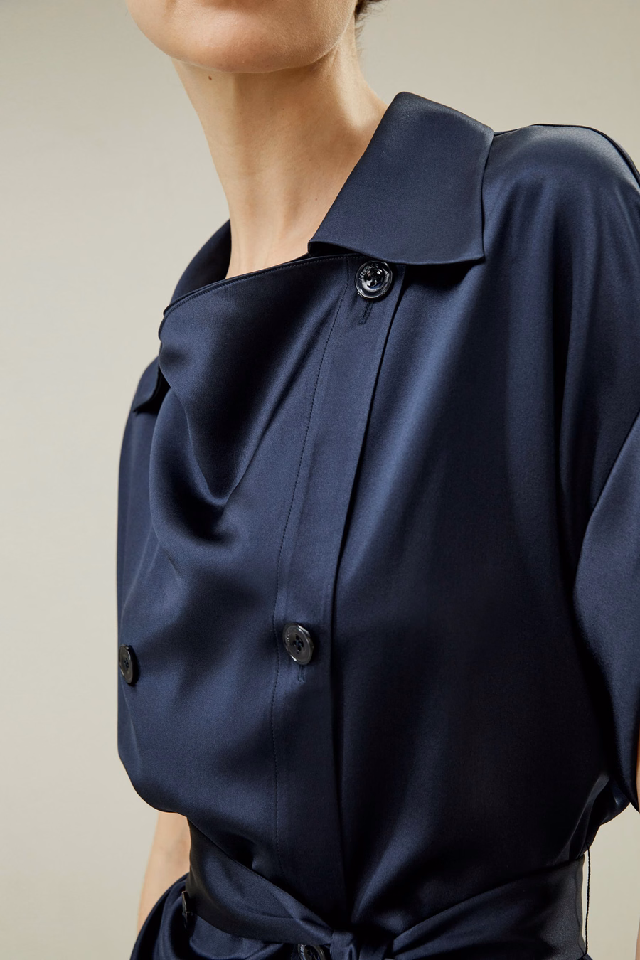 Top à manches courtes roulées avec ceinture à la taille