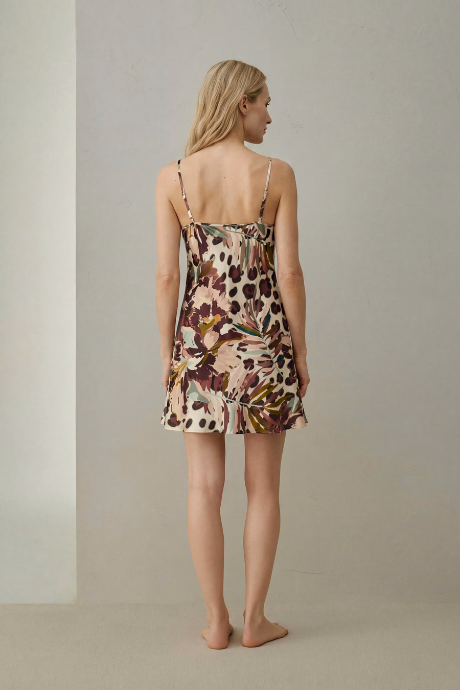 Robe de nuit en soie imprimée féminine courte