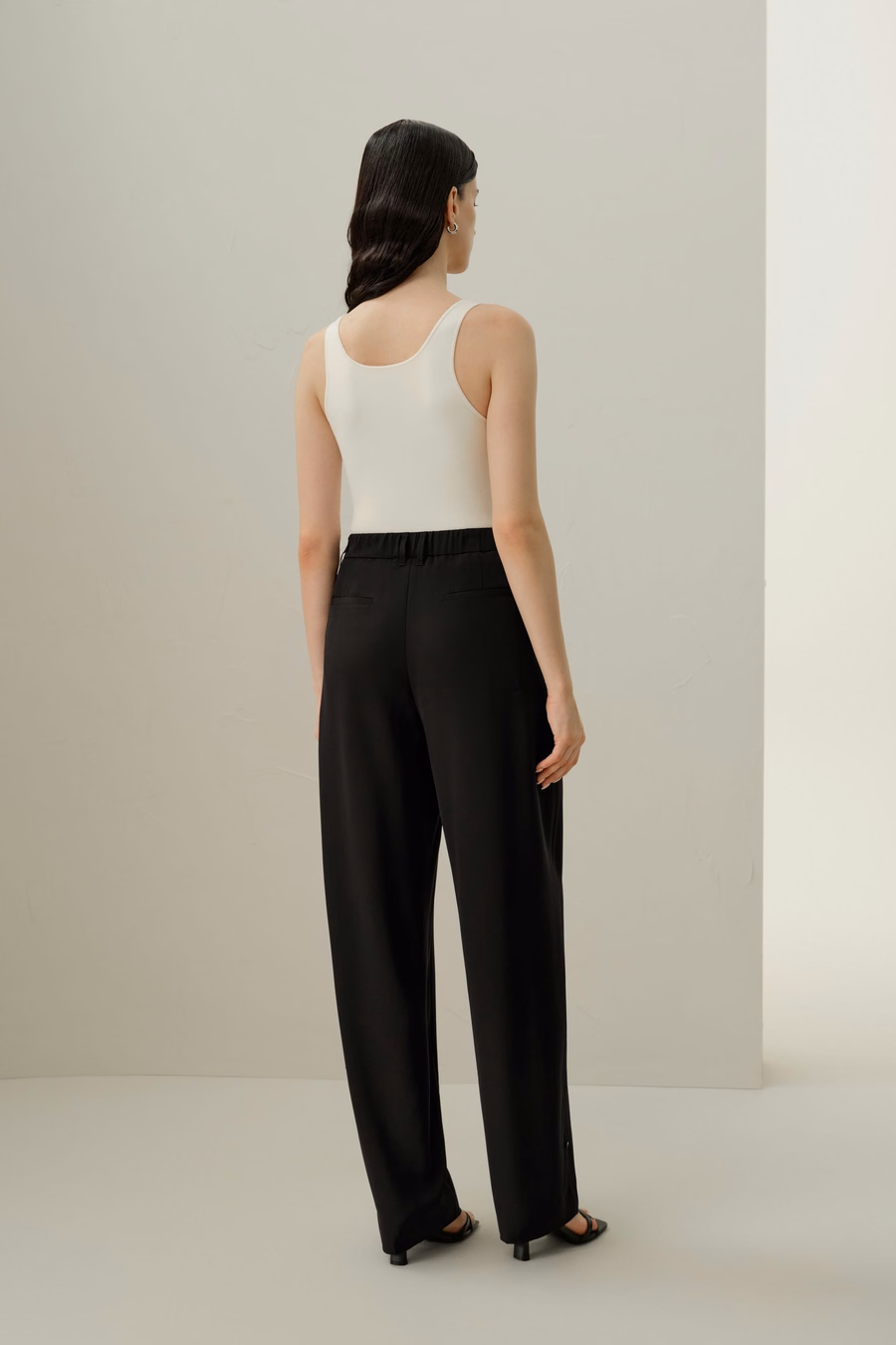 Pantalons en crépon de soie à couture courbée