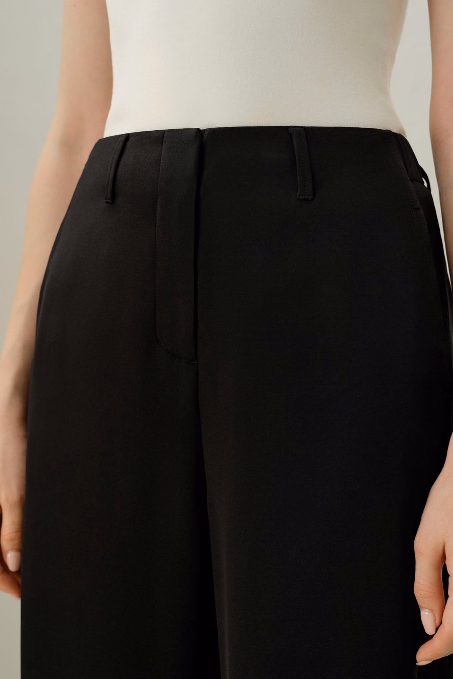 Pantalons en crépon de soie à couture courbée
