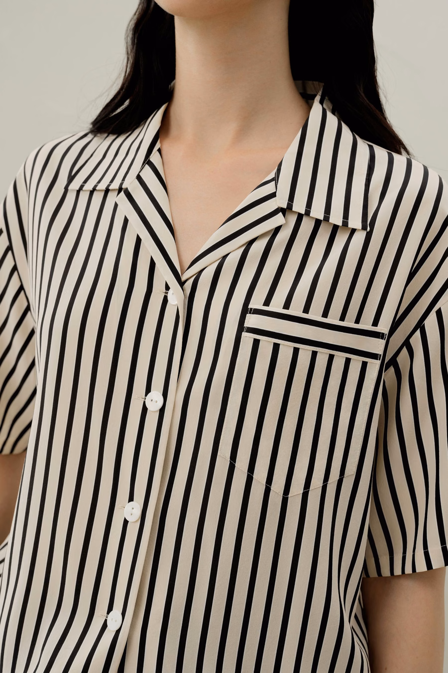 Chemise à col cubain en soie rayée